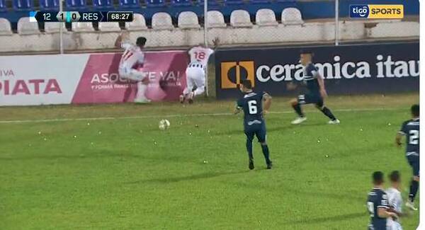 Crónica / [VIDEO] ¡Pum! El blooper de dos peloteros del "12" por buscar una pelota