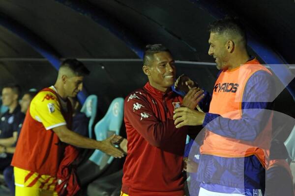 Crónica / El saludo entre dos grandes de nuestro fútbol