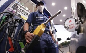 Camioneros levantan paro tras pactar reducción de combustibles