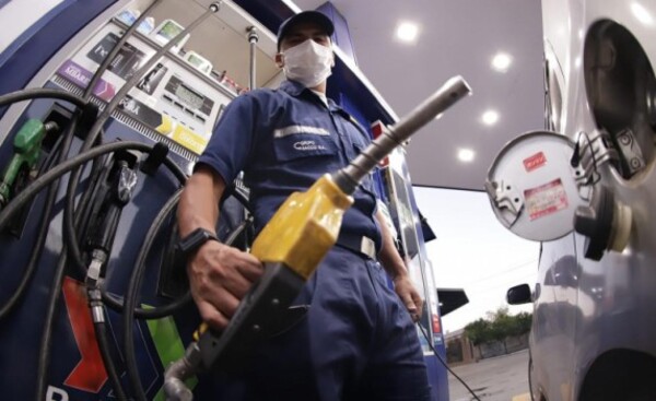 Camioneros levantan paro tras pactar reducción de combustibles