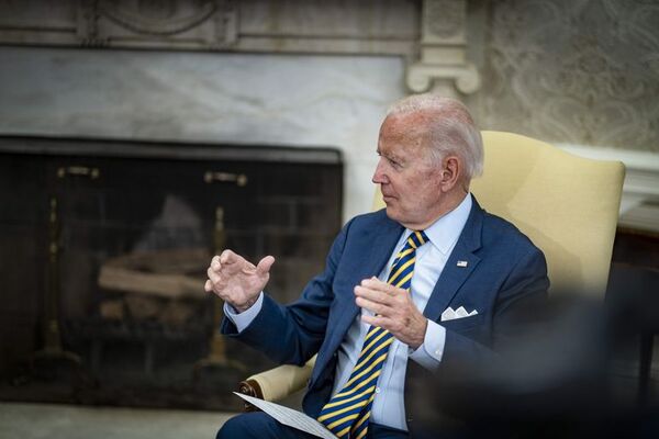 Biden recibe en la Casa Blanca a familias de estadounidenses presos en Rusia - Mundo - ABC Color