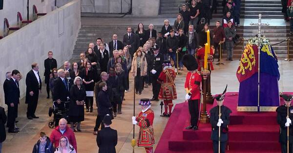 La Nación / Largas filas se registran en el penúltimo día para despedir a la reina Isabel II en el hall de Westminster