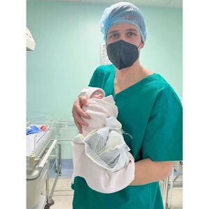 El nadador Charles Hockin ya tiene a su hija en brazos - Gente - ABC Color