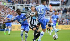 Crónica / Buen partido de Almirón, pero Newcastle solo empata de local en la Premier