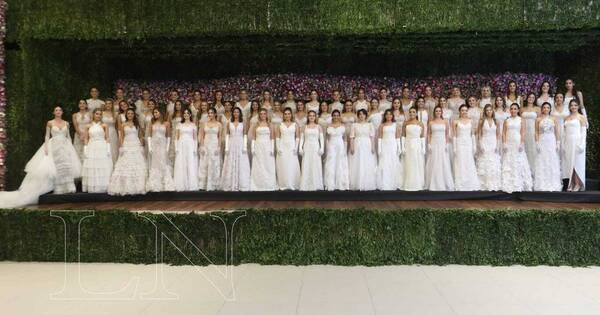 La Nación / Más de 100 señoritas brillaron en la fiesta de debut del Centenario