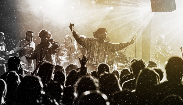 Diario HOY | Banda canadiense Nomadic Massive junto a artistas nacionales en Alianza Francesa