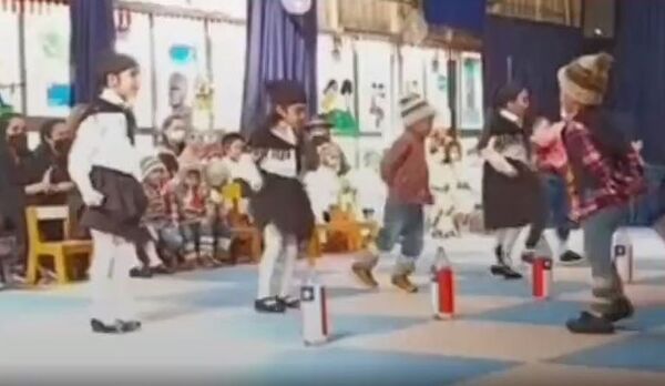 Diario HOY | VIDEO| El momento en que un papá interrumpe un acto escolar para bailar con su hija