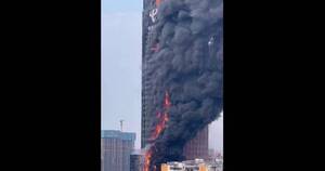 La Nación / Espectacular incendio arrasó un rascacielos en China