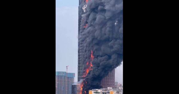 La Nación / Espectacular incendio arrasó un rascacielos en China
