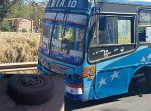 Crónica / Micro chatarra se quedó sin ruedas y fue a parar por una muralla