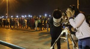 Cientas de personas observaron estrellas en la Costanera | Noticias Paraguay