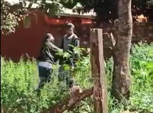 Crónica / Filman a fulano maltratando a una mujer que estaría embarazada