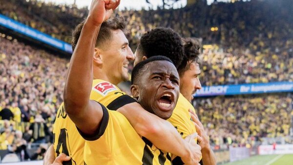 Borussia Dortmund se queda con el derbi del Ruhr