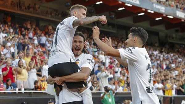 Cavani debuta en Valencia con goleada