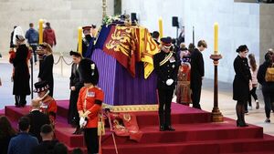 Los príncipes Guillermo y Enrique velan juntos el féretro de Isabel II