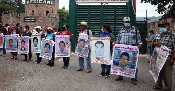 La Nación / Detienen a general mexicano involucrado en desaparición de 43 estudiantes