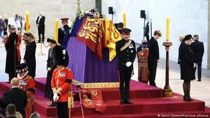 Nietos de Isabel II hacen vigilia silenciosa junto a su ataúd
