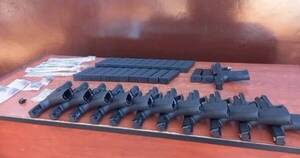 La Nación / Detienen a un policía que transportaba doce pistolas