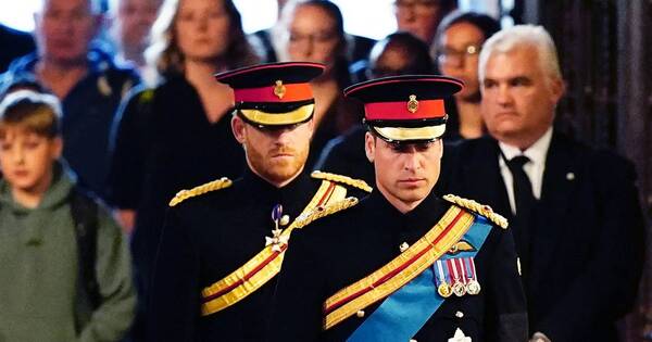La Nación / Los príncipes velan el féretro