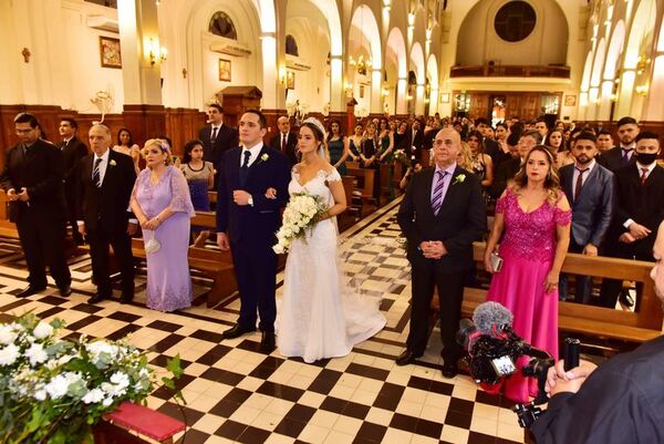 Boda de Aizhar Andrea Ferreira Cuevas y José Guillermo Trovato Fleitas - Sociales - ABC Color