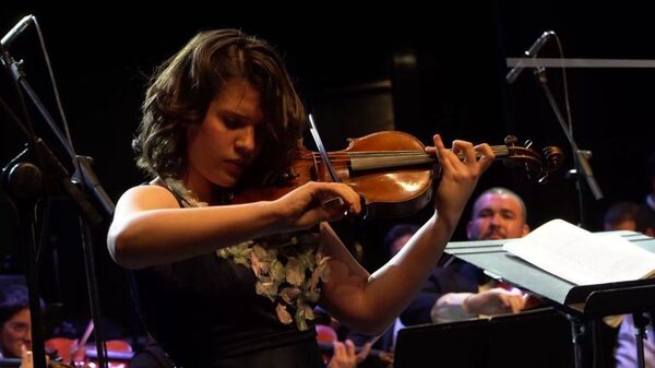 El violín de Constanza Martínez en el Teatro Colón  - ABC Revista - ABC Color