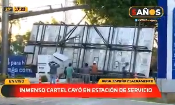 Maquinaria colapsa y cartel se desploma en surtidor