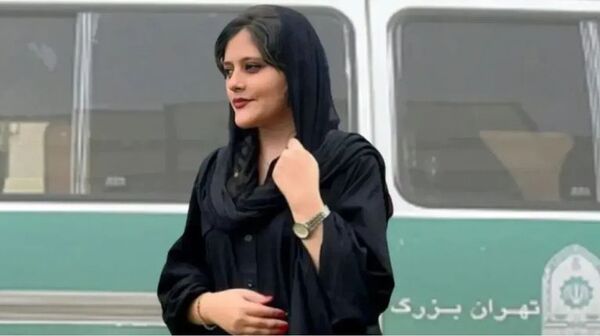 Falleció Mahsa Amini, la joven iraní detenida por no llevar el velo “correctamente” | 1000 Noticias