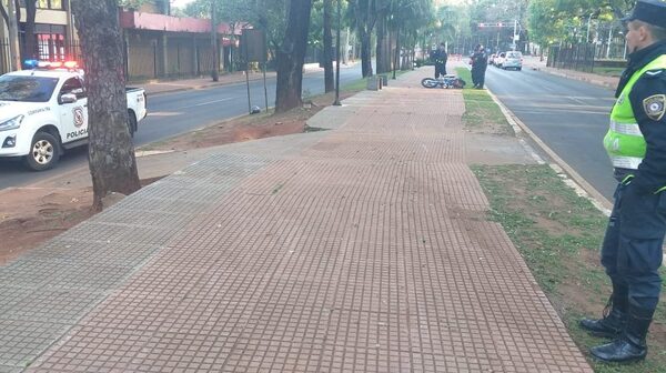 Motociclista termina con lesiones tras accidente
