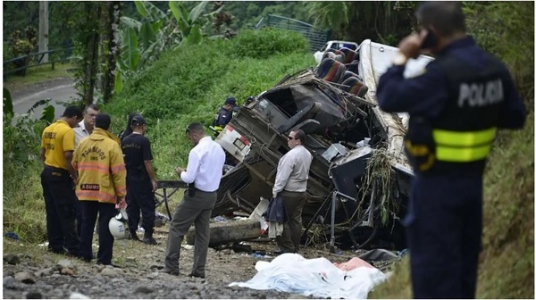 Costa Rica: Autobús cae a precipicio y deja 9 muertos | 1000 Noticias