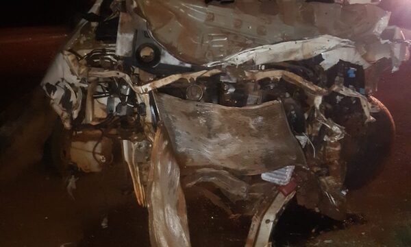 Perdió el control y terminó contra columna