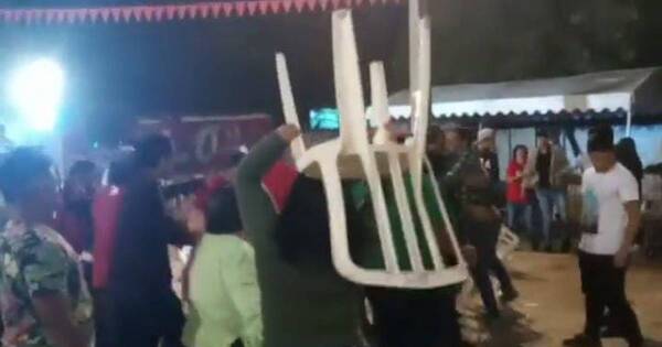 La Nación / Sillas volando y un gran vacío en acto de Wiens que terminó con agresiones en CDE