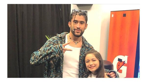 Bad Bunny ayudó a construir casa para una víctima de tiroteo