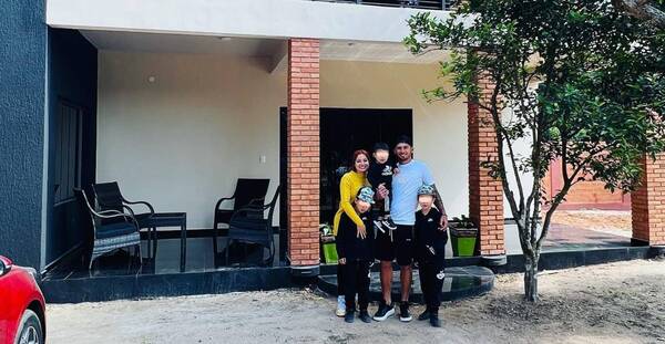 Crónica / Pelotero cumple el sueño de la casa propia