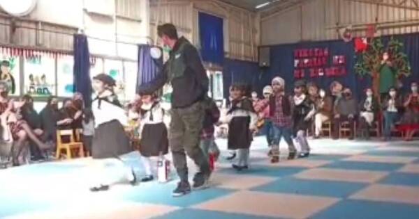 La Nación / Viral: no llegó su pareja de baile y su papá se sumó a la coreografía