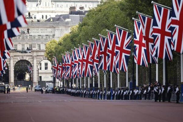 Unos 2.300 agentes custodiarán el féretro de Isabel II hacia Windsor - El Independiente