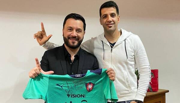 Crónica / [VIDEO] Lucas Sugo ligó una remera del Ciclón