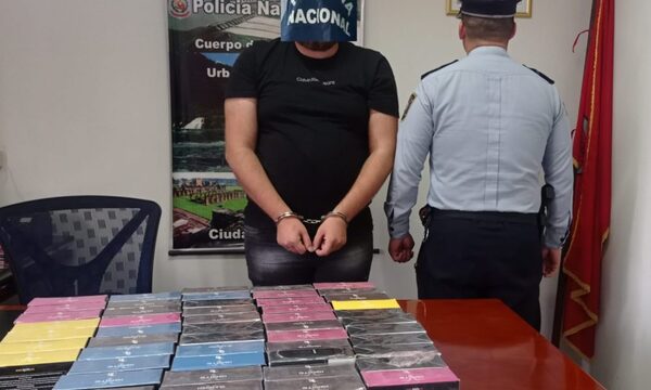 Detienen a comerciante que estafó a turista con vapeadores falsos