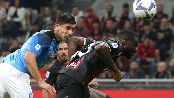 Napoli vence al Milan y amarra el liderato
