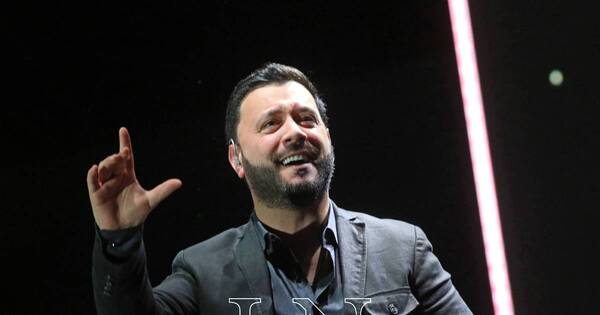 La Nación / Lucas Sugo enamoró al público paraguayo en su show en el Yacht y Golf Club