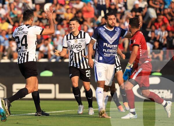 Crónica / [VIDEO] Libertad sufrió para ganar, pero sumó de a tres y ahora es puntero