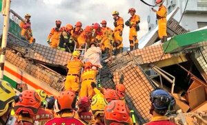 Al menos un muerto y 79 heridos por un sismo en Taiwán