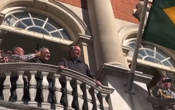 Bolsonaro improvisó un mitin electoral en un Londres de luto por la reina Isabel II