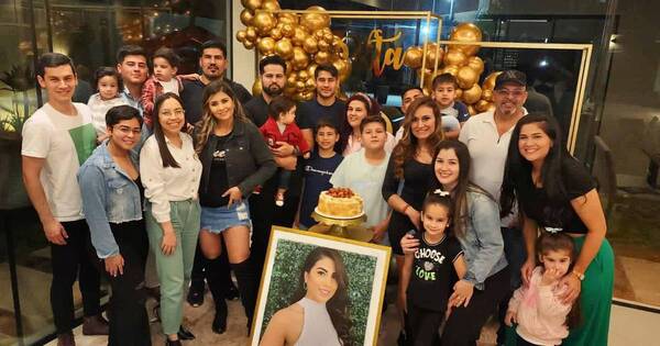 La Nación / Homenaje a Vita Aranda por parte de su familia