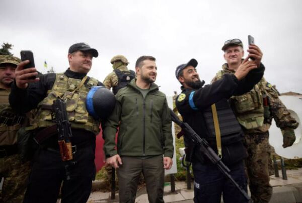 Zelenski publica y elimina su foto con un guardaespaldas que vestía un emblema nazi de la Waffen SS