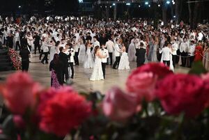 Debut en sociedad del Club Centenario: Noche de flores, elegancia y juventud  - Sociales - ABC Color