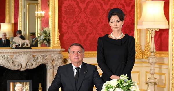 La Nación / Bolsonaro aprovecha viaje a Londres para polémico mitin electoral