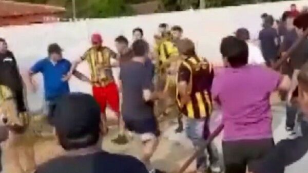 Jugador festeja gol frente a hinchada contraria y provoca trifulca