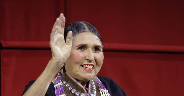La Nación / Hollywood homenajeó a actriz indígena abucheada en Óscar de 1973