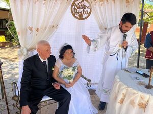 Abuelitos de un hogar de ancianos de Concepción se casan