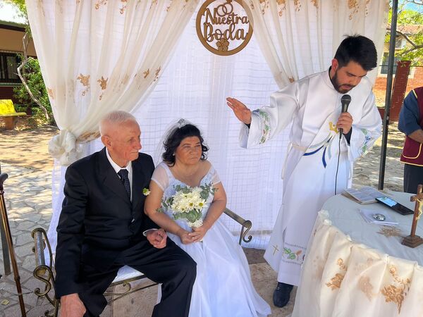 Abuelitos de un hogar de ancianos de Concepción se casan